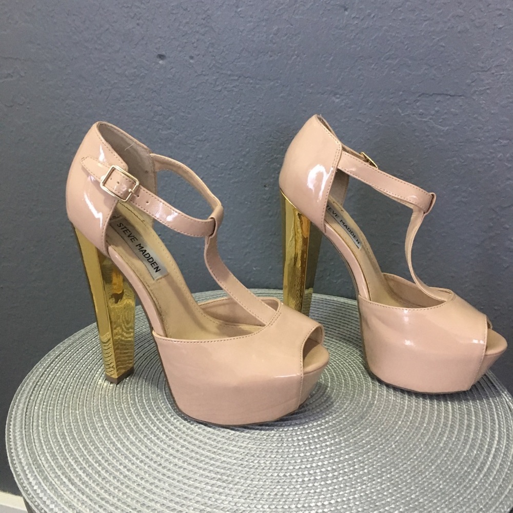 Nude platform pumps